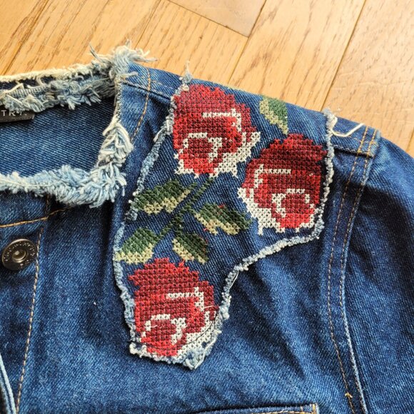 Chemistry Jean Jacket M Fitted Embroidered Rose Frayed 100% Cotton - Picture 6 of 16